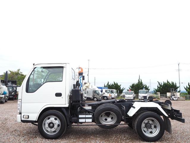 2011 Isuzu Elf – thumbnail 4