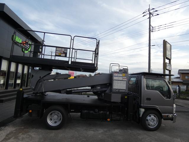 2011 Isuzu Elf – thumbnail 4
