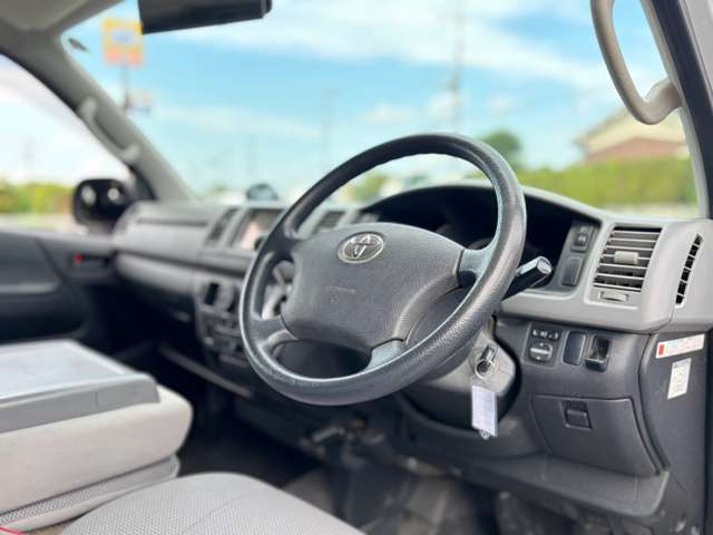 2010 Toyota Hiace – thumbnail 2