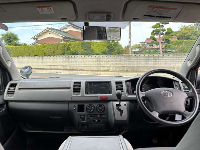 2010 Toyota Hiace – thumbnail 3