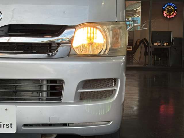 2010 Toyota Hiace – thumbnail 4