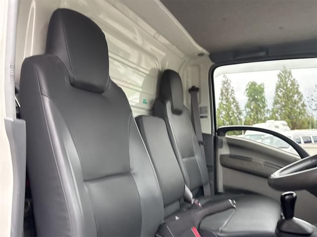 2010 Isuzu Elf – thumbnail 2