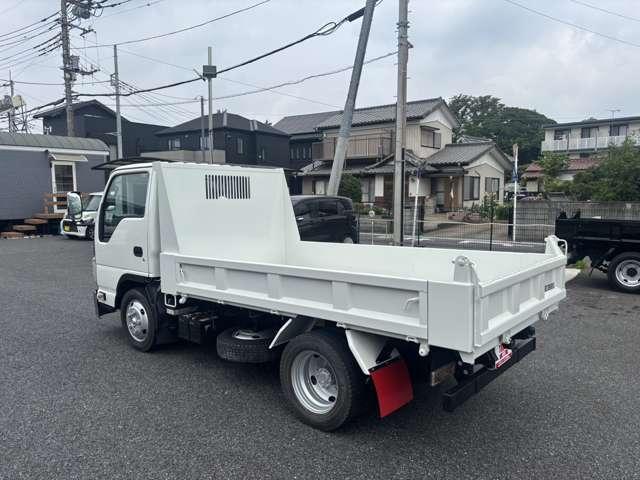 2011 Isuzu Elf – thumbnail 4