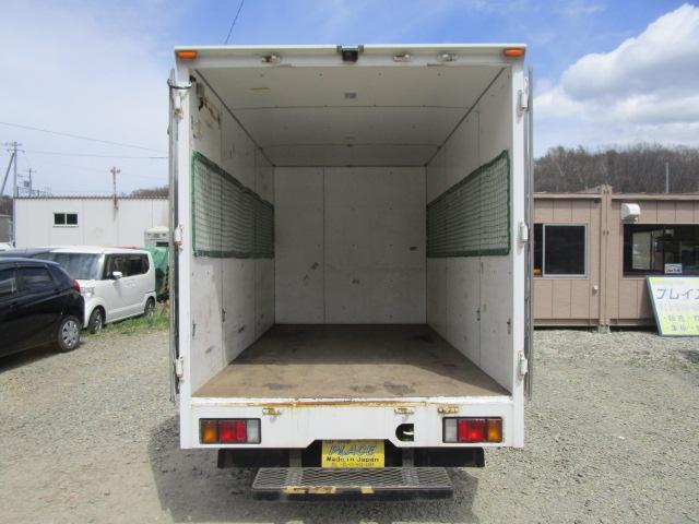 2011 Isuzu Elf – thumbnail 4