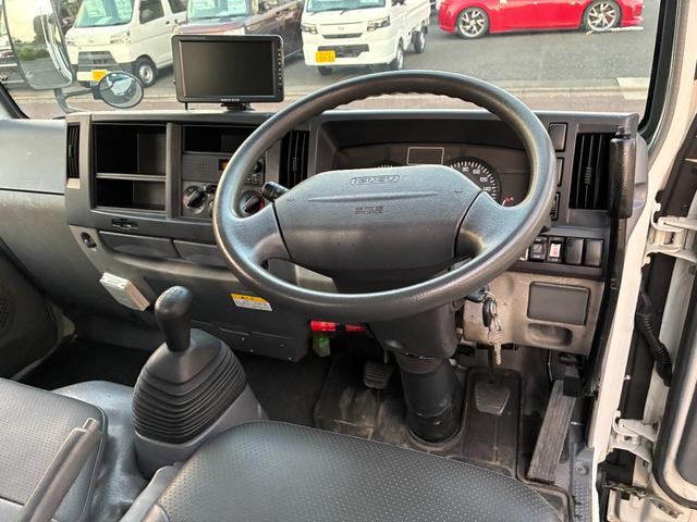 2010 Isuzu Elf – thumbnail 3