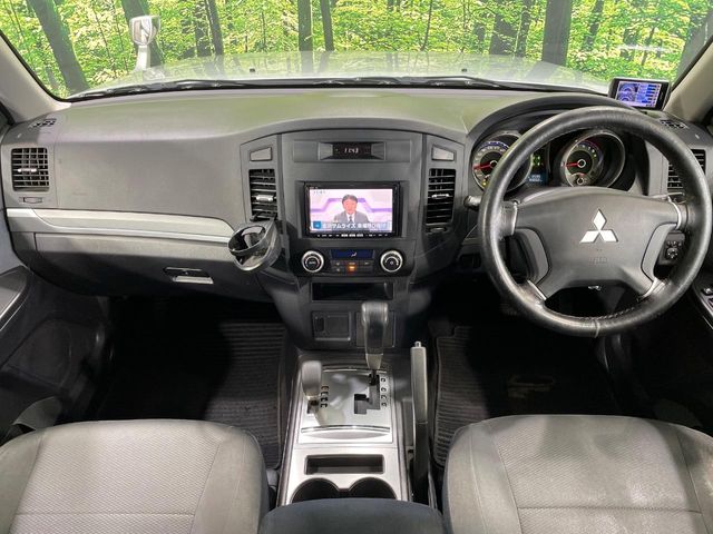 2010 Mitsubishi Pajero – thumbnail 2