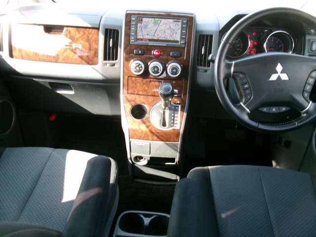 2009 Mitsubishi Delica D:5 – thumbnail 3