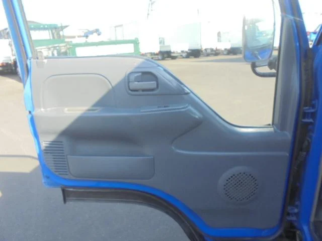 2009 Isuzu Elf – thumbnail 4