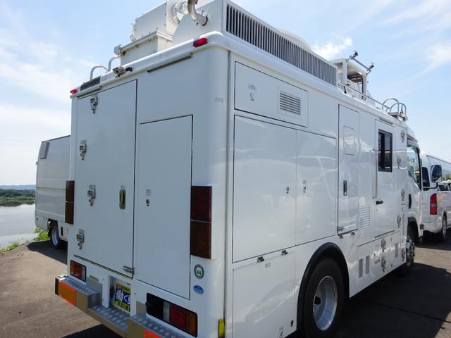 2010 Isuzu Elf – thumbnail 3