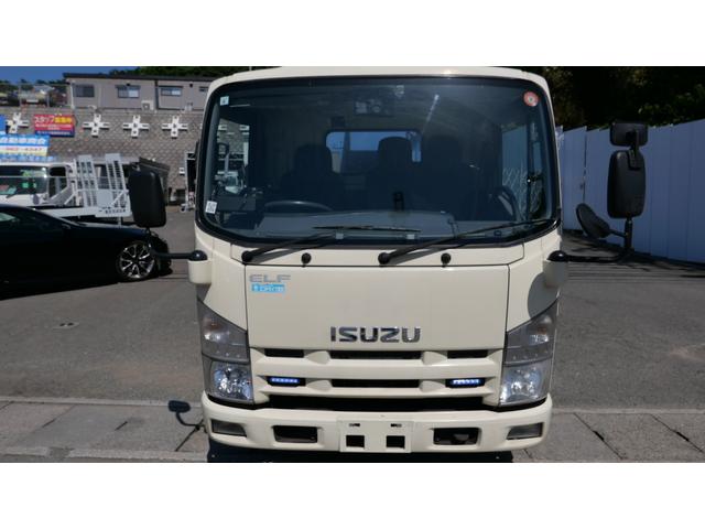 2011 Isuzu Elf – thumbnail 4