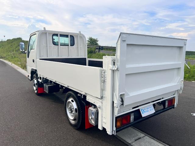 2011 Isuzu Elf – thumbnail 4