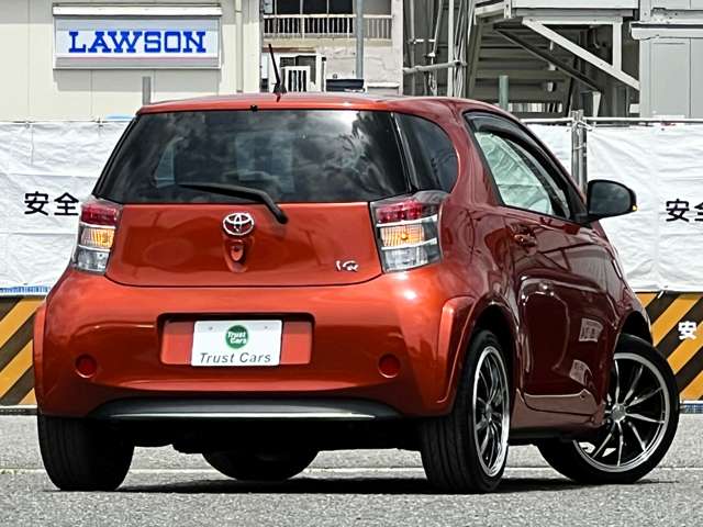 2011 Toyota iQ – thumbnail 2