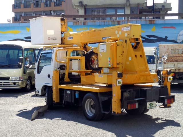 2010 Isuzu Elf – thumbnail 2