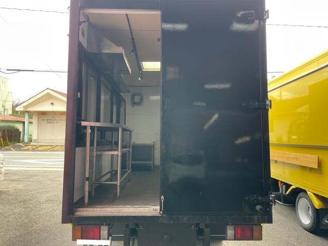 2010 Isuzu Elf – thumbnail 3