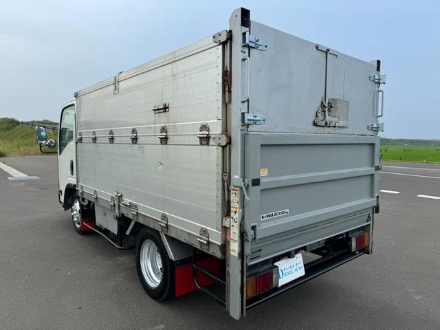 2011 Isuzu Elf – thumbnail 4