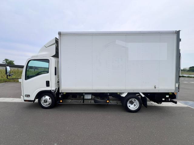 2010 Isuzu Elf – thumbnail 3