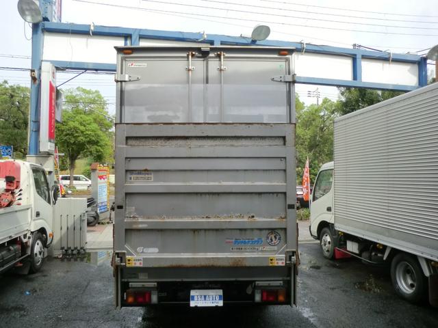 2011 Isuzu Elf – thumbnail 3