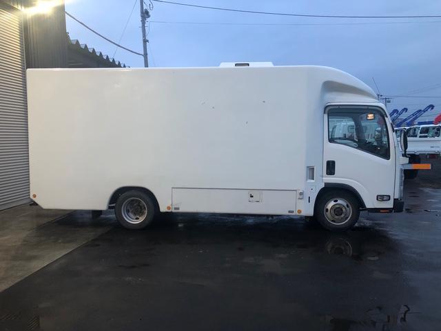 2010 Isuzu Elf – thumbnail 4