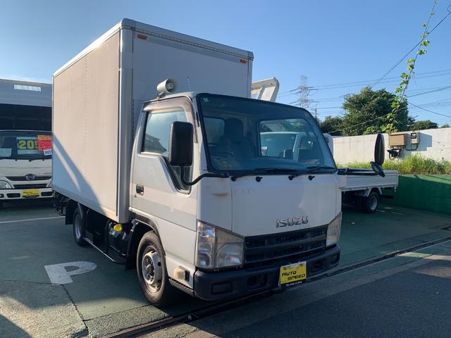 2011 Isuzu Elf – thumbnail 3