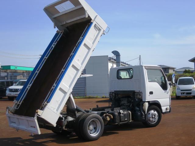 2011 Isuzu Elf – thumbnail 3