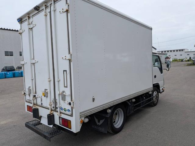 2011 Isuzu Elf – thumbnail 3