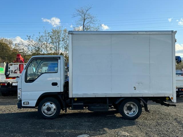 2011 Isuzu Elf – thumbnail 3