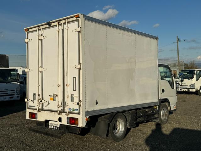 2011 Isuzu Elf – thumbnail 4