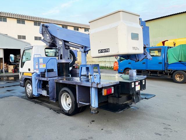 2008 Isuzu Elf – thumbnail 4