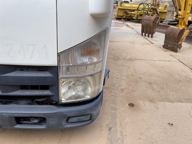 2011 Isuzu Elf – thumbnail 3