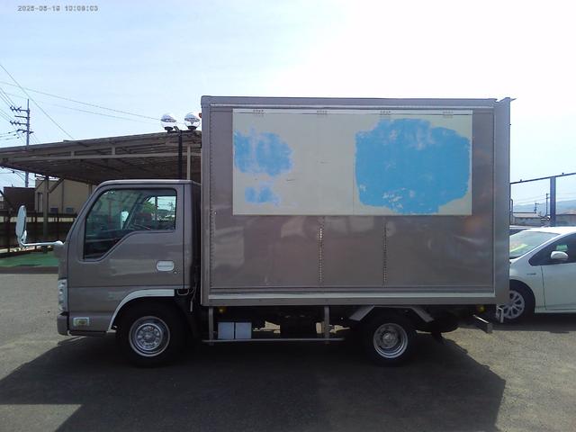 2011 Isuzu Elf – thumbnail 3