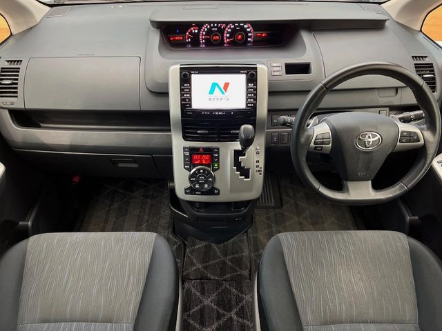 2011 Toyota Noah – thumbnail 2