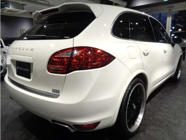 2011 Porsche Cayenne – thumbnail 3