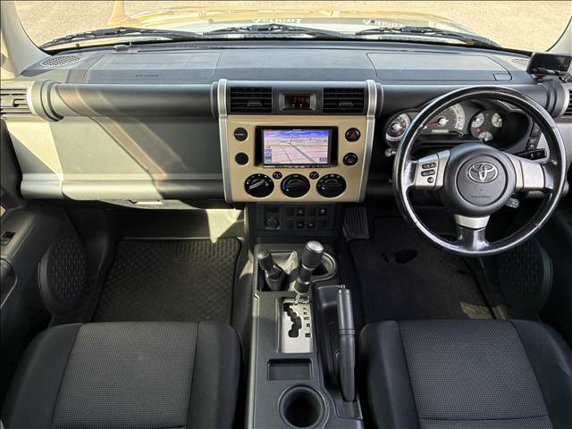 2011 Toyota FJ Cruiser – thumbnail 2