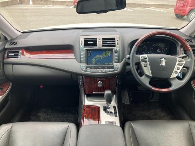 2010 Toyota Crown Hybrid – thumbnail 4