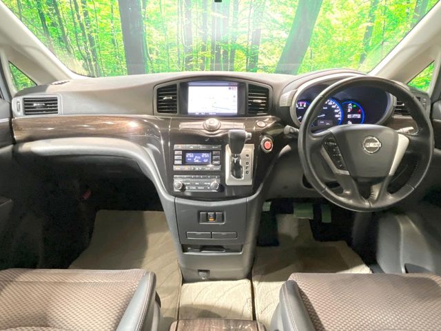 2011 Nissan Elgrand – thumbnail 2