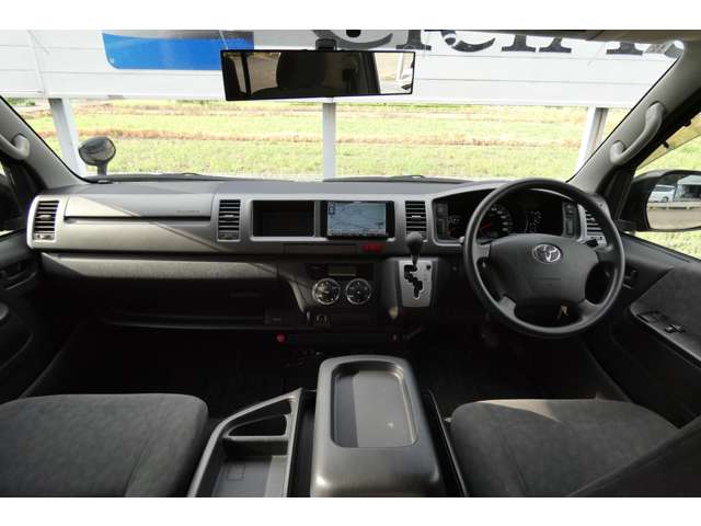 2011 Toyota Hiace – thumbnail 2