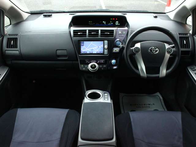 2011 Toyota Prius Alpha – thumbnail 4