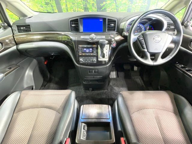 2011 Nissan Elgrand – thumbnail 2