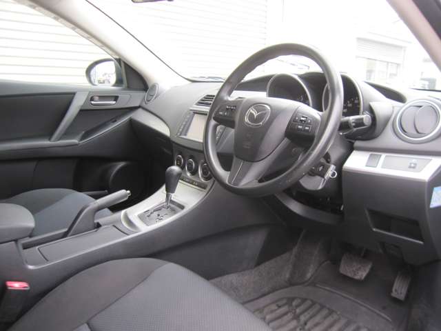 2011 Mazda Axela Sport – thumbnail 4