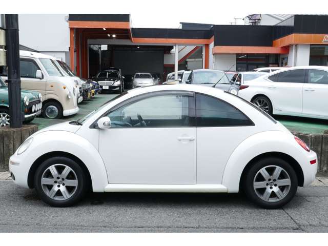 2010 Volkswagen New Beetle – thumbnail 3