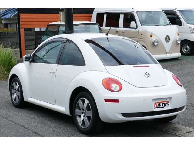 2010 Volkswagen New Beetle – thumbnail 4