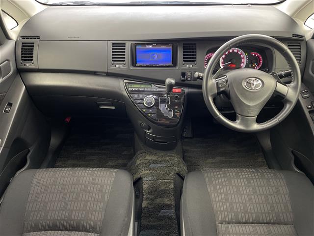 2011 Toyota Isis – thumbnail 2