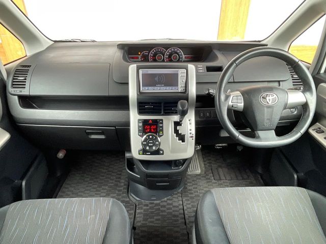 2010 Toyota Voxy – thumbnail 2