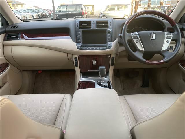2011 Toyota Crown Royal – thumbnail 2