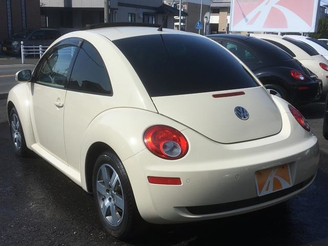 2009 Volkswagen New Beetle – thumbnail 4