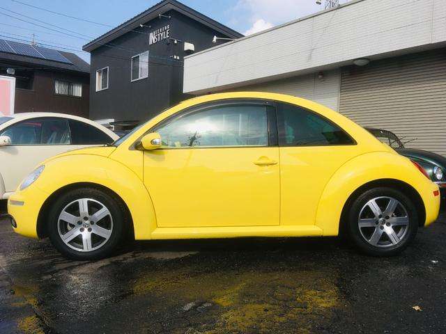 2010 Volkswagen New Beetle – thumbnail 2