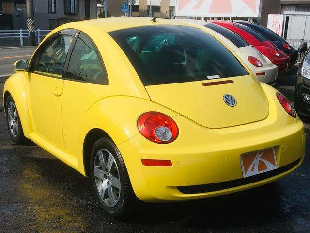 2010 Volkswagen New Beetle – thumbnail 3