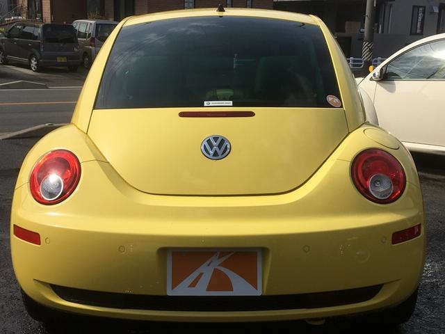 2010 Volkswagen New Beetle – thumbnail 4