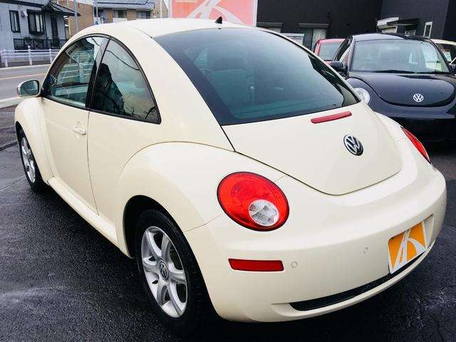2009 Volkswagen New Beetle – thumbnail 4