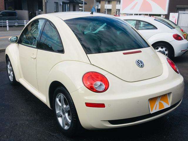 2010 Volkswagen New Beetle – thumbnail 4